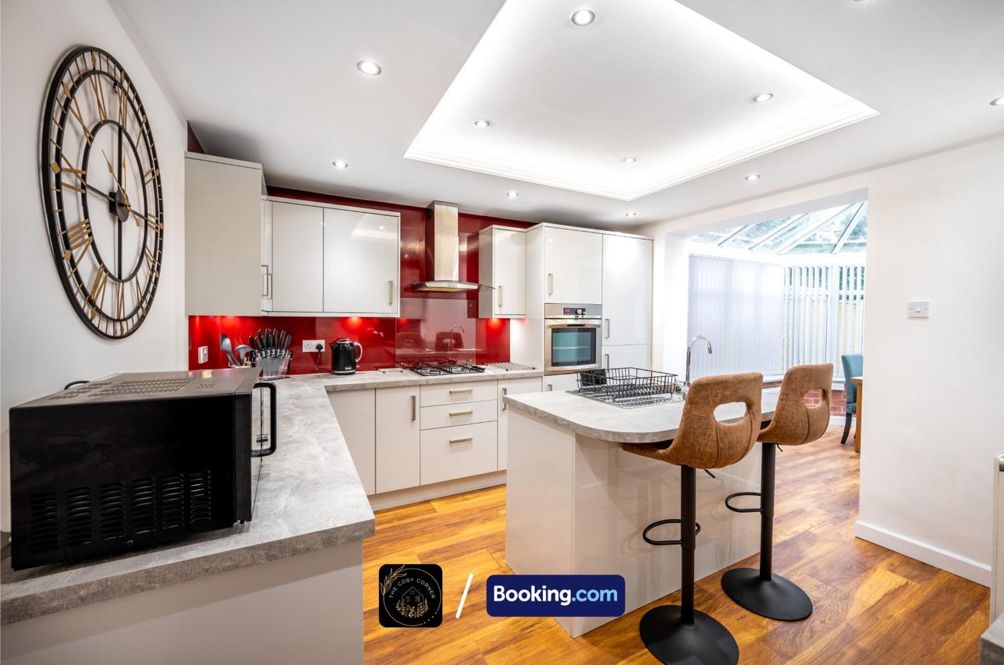 Апартаменты Cosy 3-Bed House, Garden & Free Parking In Stretford Манчестер Экстерьер фото