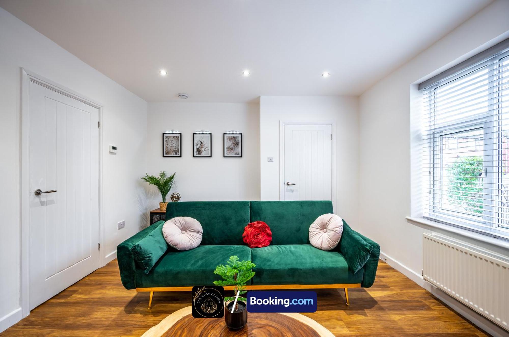 Апартаменты Cosy 3-Bed House, Garden & Free Parking In Stretford Манчестер Экстерьер фото