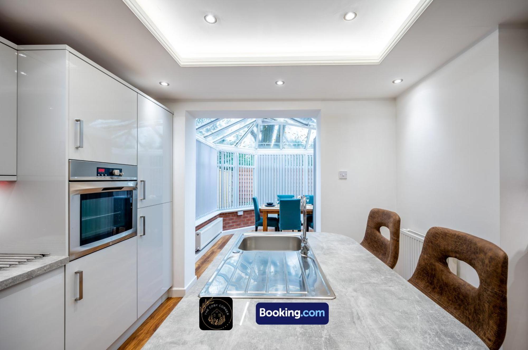 Апартаменты Cosy 3-Bed House, Garden & Free Parking In Stretford Манчестер Экстерьер фото