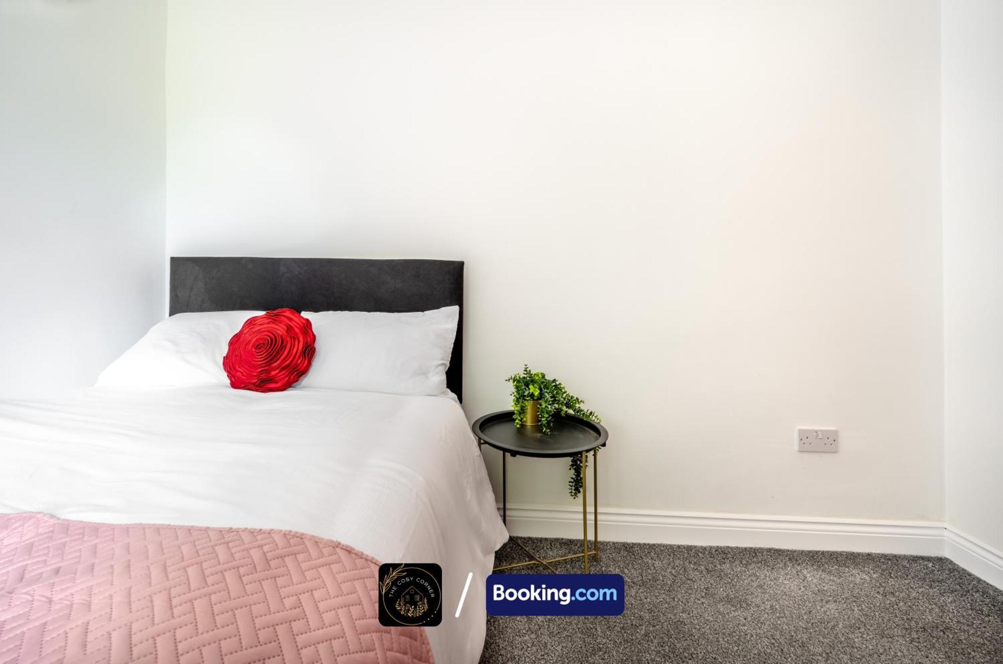 Апартаменты Cosy 3-Bed House, Garden & Free Parking In Stretford Манчестер Экстерьер фото