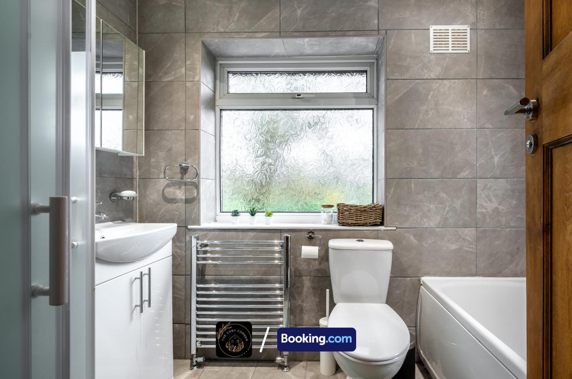 Апартаменты Cosy 3-Bed House, Garden & Free Parking In Stretford Манчестер Экстерьер фото