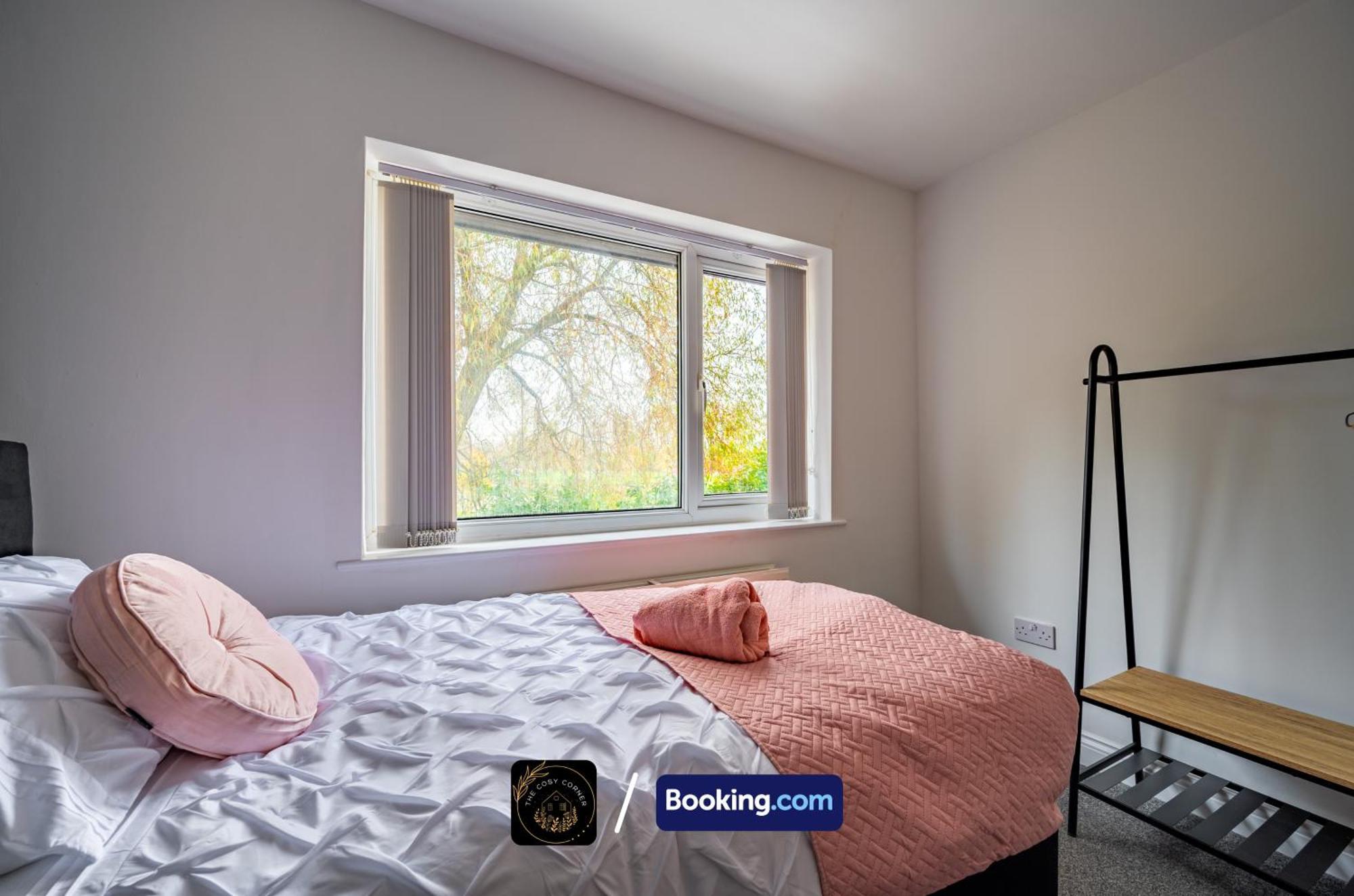 Апартаменты Cosy 3-Bed House, Garden & Free Parking In Stretford Манчестер Экстерьер фото