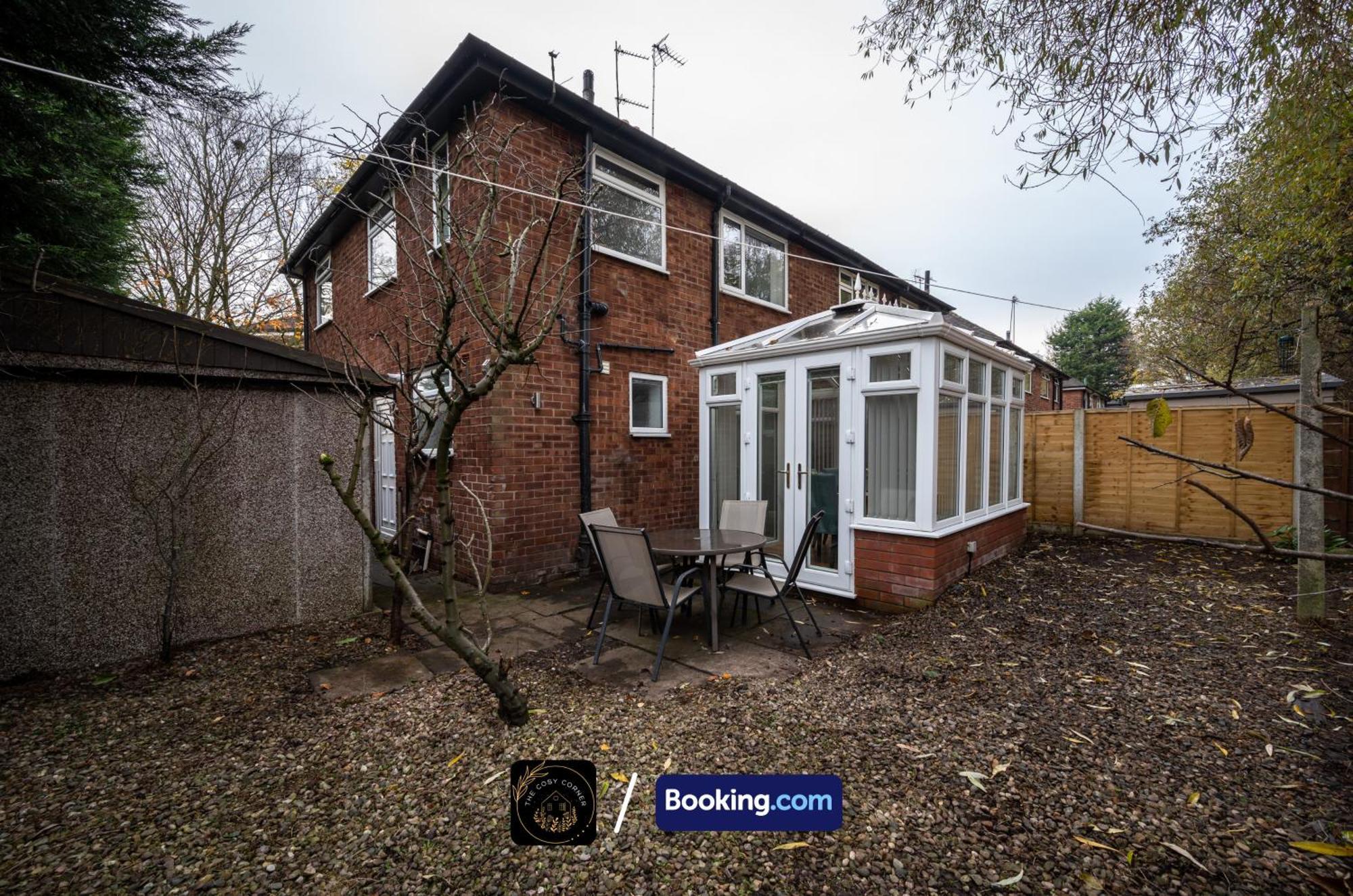 Апартаменты Cosy 3-Bed House, Garden & Free Parking In Stretford Манчестер Экстерьер фото